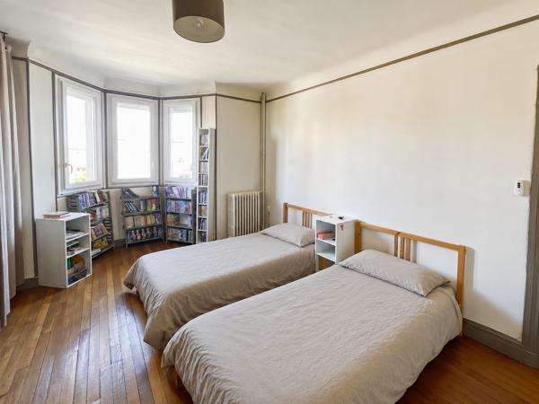 Maison
         8 pièces
        - 300 m² Bien prestige 1 100 000 € *