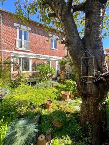 Maison
         8 pièces
        - 300 m² Bien prestige 1 100 000 € *
