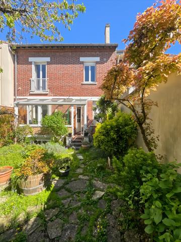 Maison
         8 pièces
        - 300 m² Bien prestige 1 100 000 € *