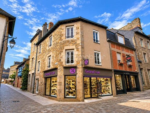 À vendre – Murs commerciaux loués – Centre historique de Dinan

Situés au 24 Grande Rue, en plein cœur de la rue commerçante principale de Dinan, murs commerciaux bénéficiant d’un emplacement n°1 avec forte visibilité et important flux piéton.

Le local commercial se compose :

d’un magasin d’environ 35 m²,
avec vitrine d’angle,
et WC.

Le bien est actuellement loué dans le cadre d’un bail commercial renouvelé en 2025 pour une durée de 9 ans.

Loyer annuel : 9 600 € HT, soit 800 € HT par mois.
Bonne rentabilité pour un investisseur
Bail sécurisé jusqu'en 2034

Activités autorisées : tous commerces sauf activités bruyantes ou malodorantes.

Caractéristiques :

Emplacement premium en centre historique
Rue commerçante très fréquentée
Vitrine d’angle offrant une excellente visibilité
Investissement locatif avec rentabilité immédiate
Bail commercial en cours

Prix de vente FAI : 184 500 €