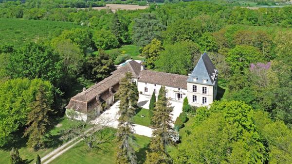 Château du 15ème siècle à moins de 30 minutes de Bergerac.