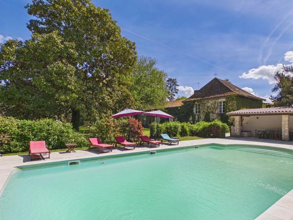 Château du 15ème siècle à moins de 30 minutes de Bergerac.