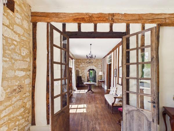 Château du 15ème siècle à moins de 30 minutes de Bergerac.