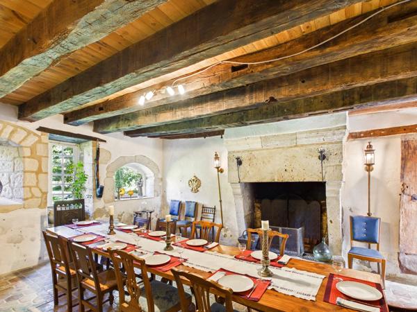 Château du 15ème siècle à moins de 30 minutes de Bergerac.
