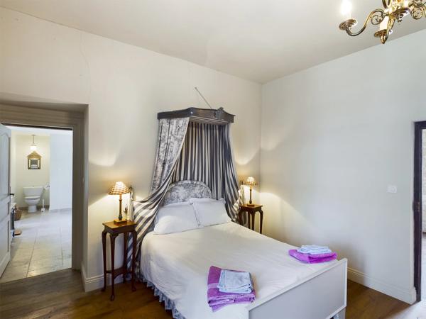 Château du 15ème siècle à moins de 30 minutes de Bergerac.