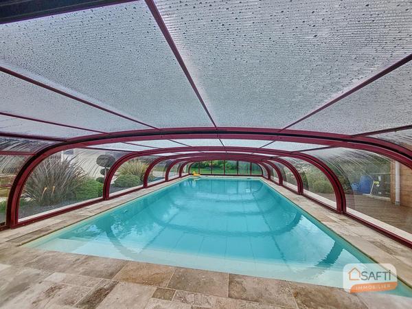 Maison avec piscine avec dôme électrique sur la commune d'Andouillé