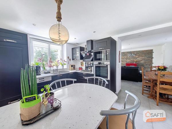 Maison avec piscine avec dôme électrique sur la commune d'Andouillé