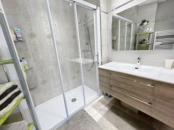 PORT-FREJUS Spacieux T3 de standing vue canal port garage