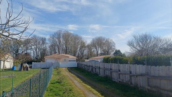 A vendre maison à Saint Sulpice De Royan,112 m², 4 chambres, 2 garages, 1311m² de terrain