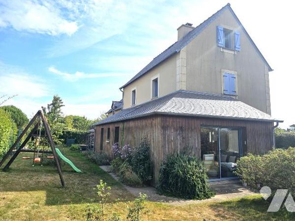 Quartier des Rimains à Cancale, maison spacieuse de 172m2 avec aperçu mer, comprenant, au rez-d...