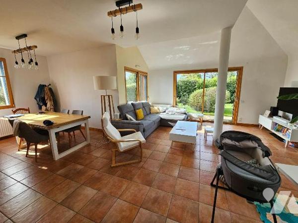 Quartier des Rimains à Cancale, maison spacieuse de 172m2 avec aperçu mer, comprenant, au rez-d...