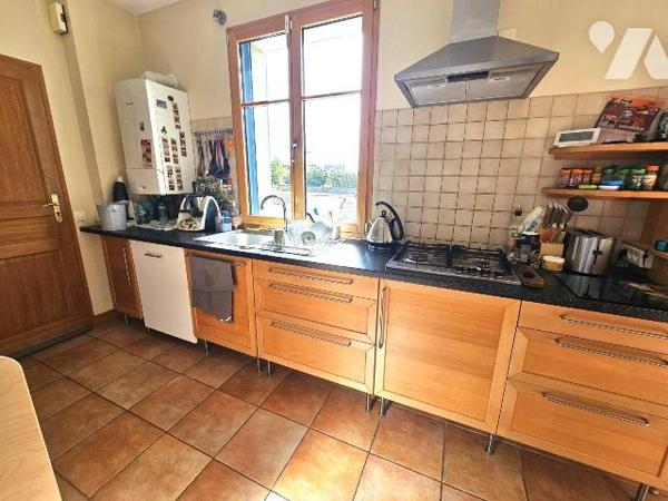 Quartier des Rimains à Cancale, maison spacieuse de 172m2 avec aperçu mer, comprenant, au rez-d...