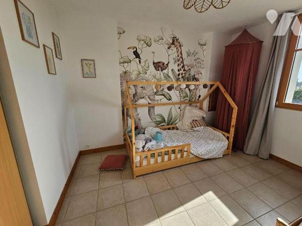 Quartier des Rimains à Cancale, maison spacieuse de 172m2 avec aperçu mer, comprenant, au rez-d...