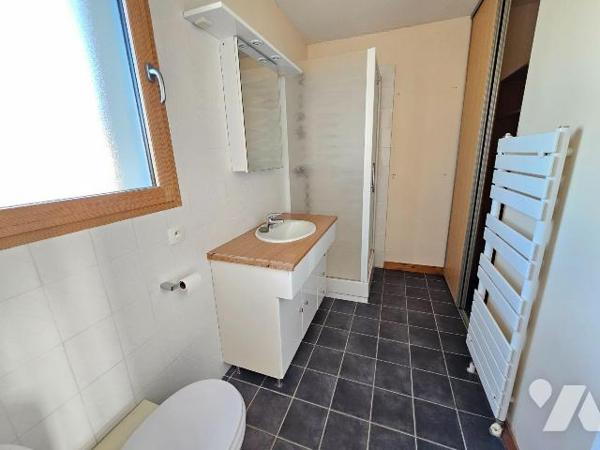 Quartier des Rimains à Cancale, maison indépendante, de 172m2 avec aperçu mer, comprenant, au r...