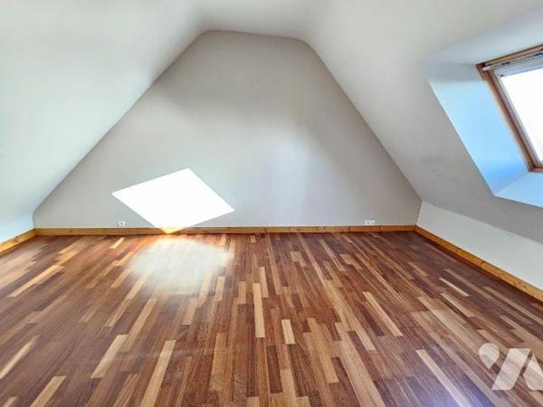 Quartier des Rimains à Cancale, maison indépendante, de 172m2 avec aperçu mer, comprenant, au r...