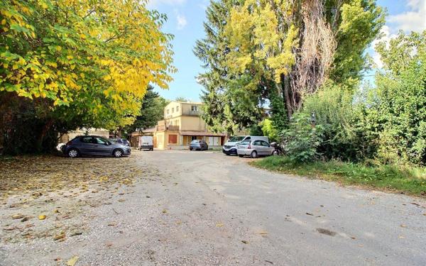 Immeuble à vendre    40 pièces • 906 m2 Simiane-Collongue