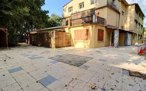 Immeuble à vendre    40 pièces • 906 m2 Simiane-Collongue