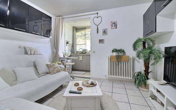 Immeuble à vendre    40 pièces • 906 m2 Simiane-Collongue