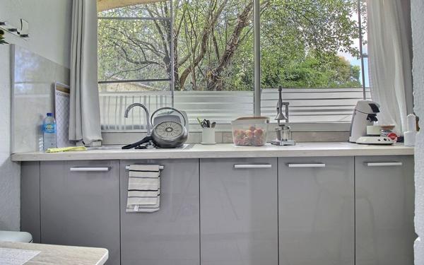 Immeuble à vendre    40 pièces • 906 m2 Simiane-Collongue