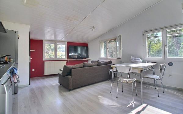 Immeuble à vendre    40 pièces • 906 m2 Simiane-Collongue