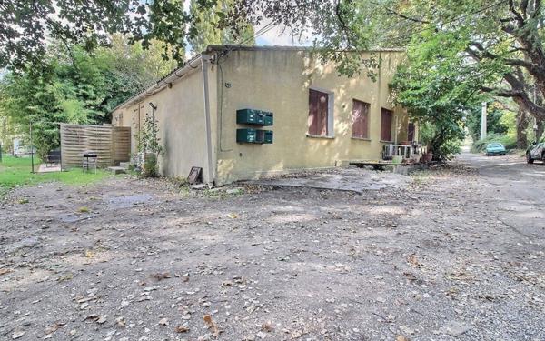 Immeuble à vendre    40 pièces • 906 m2 Simiane-Collongue