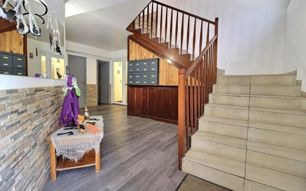 Immeuble à vendre    40 pièces • 906 m2 Simiane-Collongue