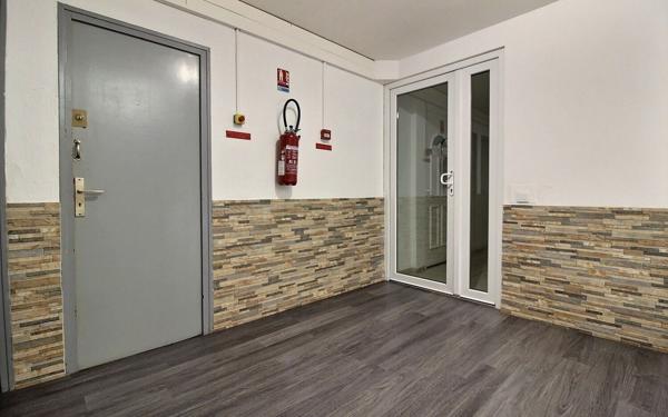 Immeuble à vendre    40 pièces • 906 m2 Simiane-Collongue