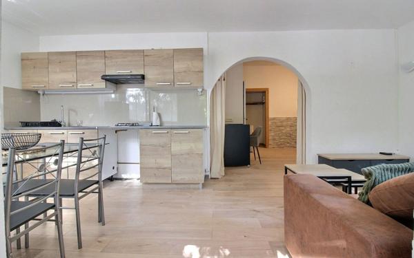 Immeuble à vendre    40 pièces • 906 m2 Simiane-Collongue