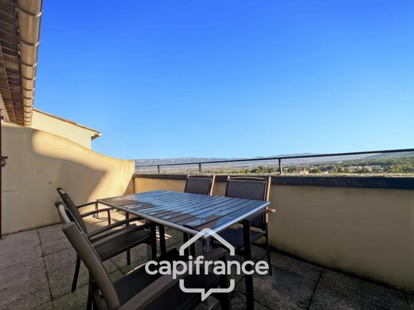 Domaine de Pont ROYAL entre CIEL & LUBERON  appartement soigné de 40 m2 dernier étage vue panoramique avec terrasse secteur et piscine résidentielle