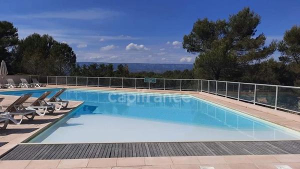 Domaine de Pont ROYAL entre CIEL & LUBERON  appartement soigné de 40 m2 dernier étage vue panoramique avec terrasse secteur et piscine résidentielle