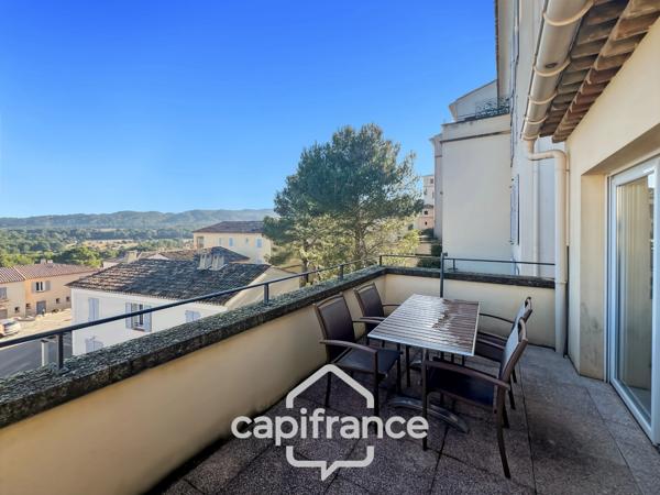 Domaine de Pont ROYAL entre CIEL & LUBERON  appartement soigné de 40 m2 dernier étage vue panoramique avec terrasse secteur et piscine résidentielle