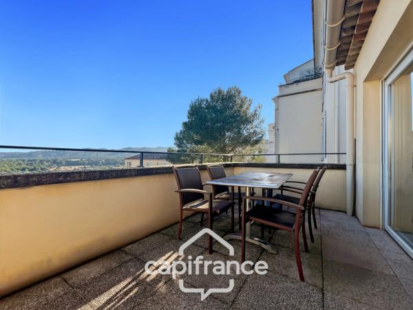 Domaine de Pont ROYAL entre CIEL & LUBERON  appartement soigné de 40 m2 dernier étage vue panoramique avec terrasse secteur et piscine résidentielle