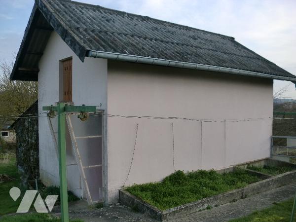 Une maison agréable lumineuse sans mitoyenneté parcellaire et bien au vert