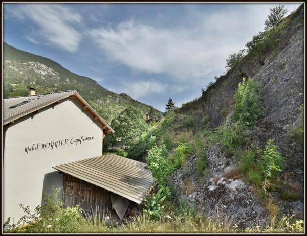 Appartement de 97 m² dans une maison de 600 m² de potentiel énorme, (05), à LA ROCHE DE RAME