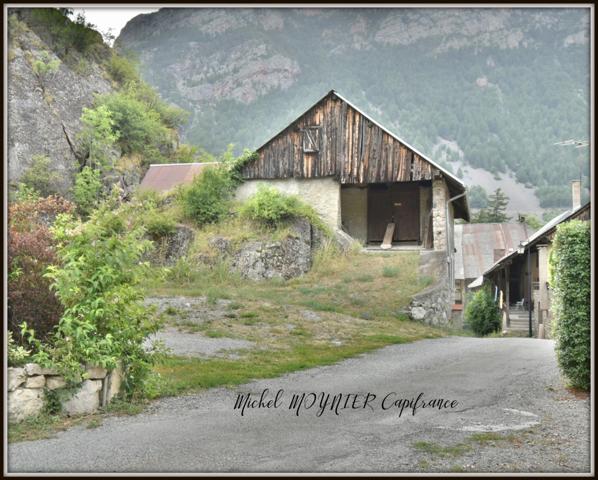 Appartement de 97 m² dans une maison de 600 m² de potentiel énorme, (05), à LA ROCHE DE RAME
