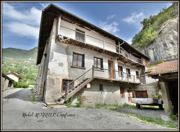 Appartement de 97 m² dans une maison de 600 m² de potentiel énorme, (05), à LA ROCHE DE RAME