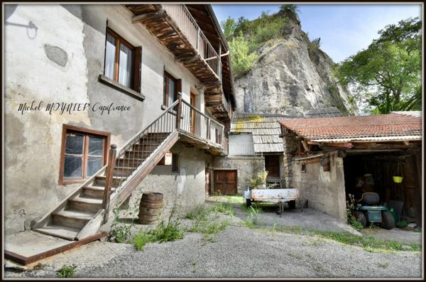 Appartement de 97 m² dans une maison de 600 m² de potentiel énorme, (05), à LA ROCHE DE RAME