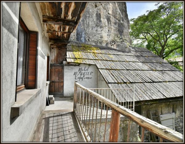 Appartement de 97 m² dans une maison de 600 m² de potentiel énorme, (05), à LA ROCHE DE RAME