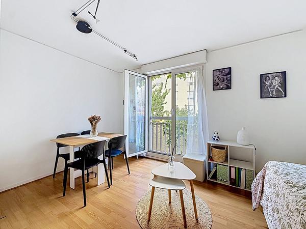 Studio au calme sur cour arborée - vendu loué - PARIS