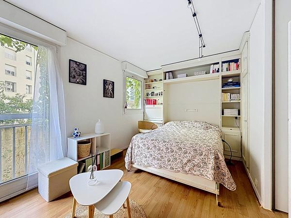 Studio au calme sur cour arborée - vendu loué - PARIS