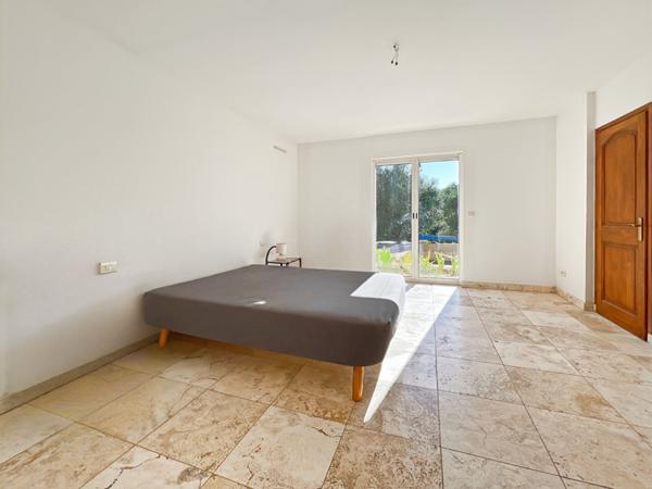 VILLA INDIVIDUELLE DE TYPE 5 PIÈCES AVEC PISCINE