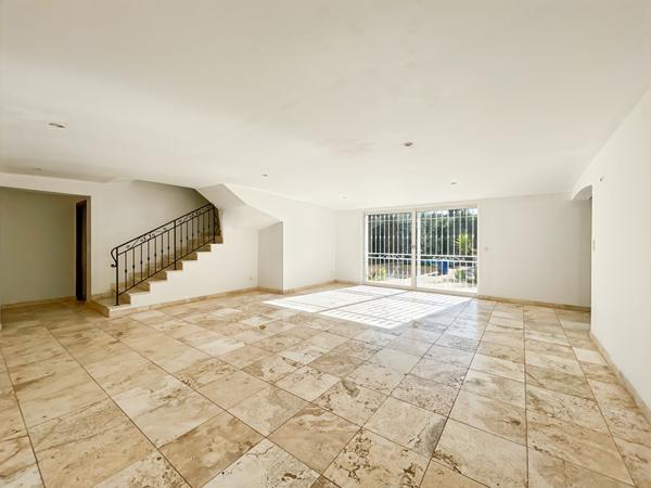 VILLA INDIVIDUELLE DE TYPE 5 PIÈCES AVEC PISCINE