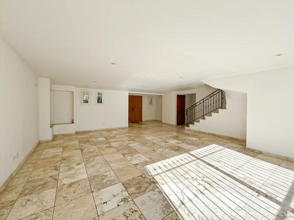 VILLA INDIVIDUELLE DE TYPE 5 PIÈCES AVEC PISCINE