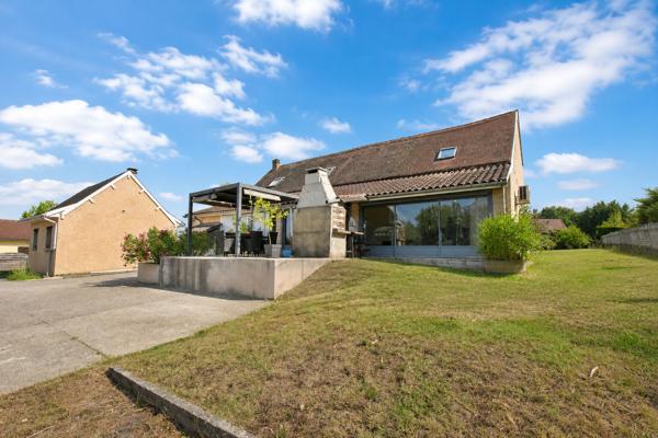 Grande maison familiale de 7 chambres avec logement indépendant, piscine et terrain de près de 4 000 m² !