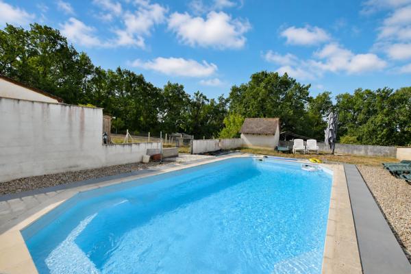 Grande maison familiale de 7 chambres avec logement indépendant, piscine et terrain de près de 4 000 m² !