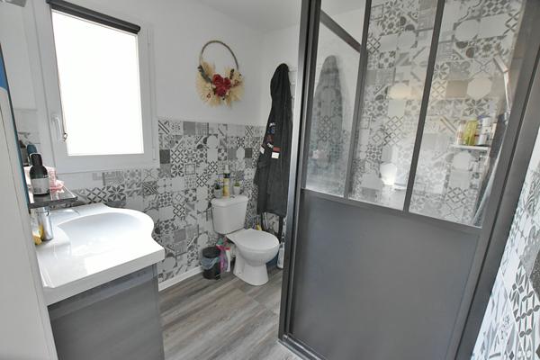 Grande maison familiale de 7 chambres avec logement indépendant, piscine et terrain de près de 4 000 m² !