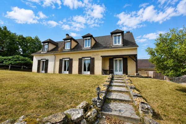 Grande maison familiale de 7 chambres avec logement indépendant, piscine et terrain de près de 4 000 m² !