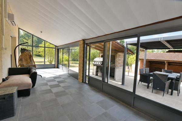 Grande maison familiale de 7 chambres avec logement indépendant, piscine et terrain de près de 4 000 m² !