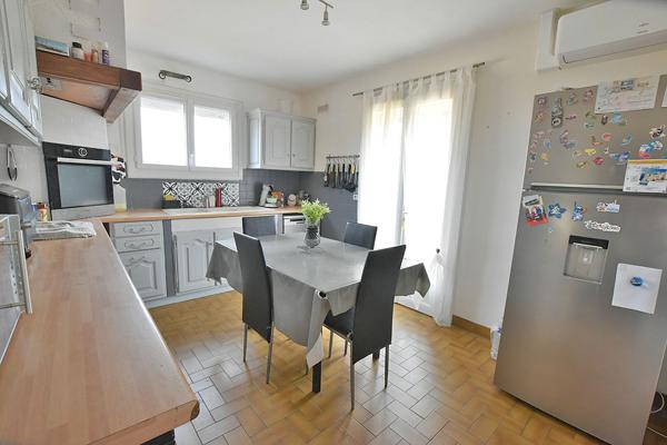 Grande maison familiale de 7 chambres avec logement indépendant, piscine et terrain de près de 4 000 m² !