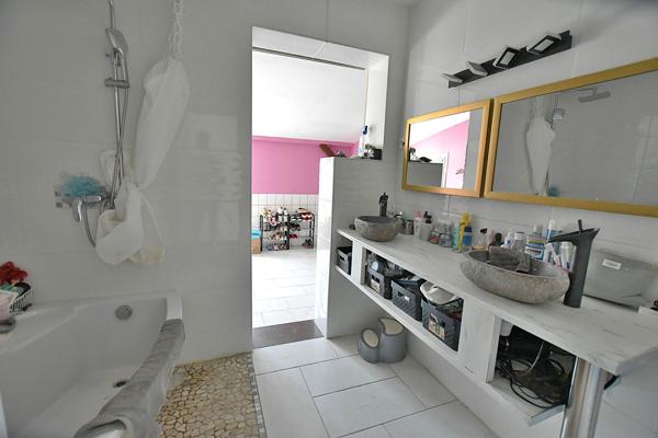 Grande maison familiale de 7 chambres avec logement indépendant, piscine et terrain de près de 4 000 m² !